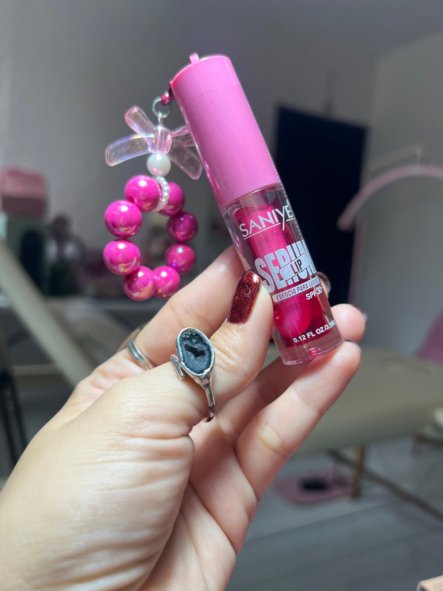 Saniye Lip Serum con Protector Solar SPF 30+ Llavero Rosa con Moño
